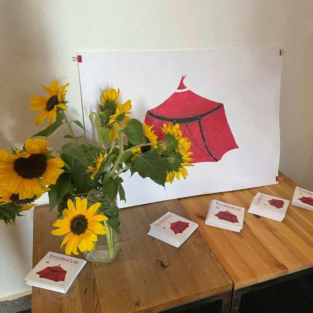 Sonnenblumen und neue Flyer im Podewil zur Eröffnung von einem neuen ErzählZeit Schuljahr